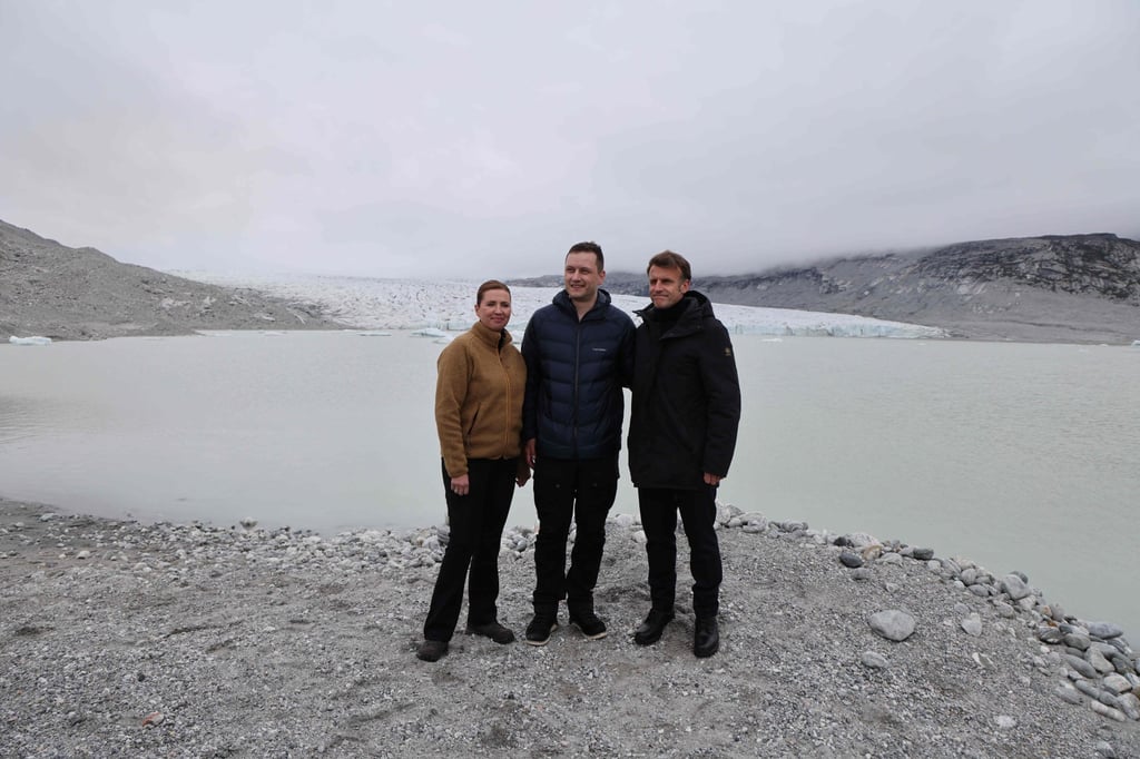 Danish Prime Minister Mette Frederiksen, Greenland’s Prime Minister Jens-Frederik Nielsen and French President Emmanuel Macron on the glacier Mont Nunatarsuaq. Photo: AFP Danish Prime Minister Mette Frederiksen, Greenland’s Prime Minister Jens-Frederik Nielsen and French President Emmanuel Macron on the glacier Mont Nunatarsuaq. Photo: AFP
