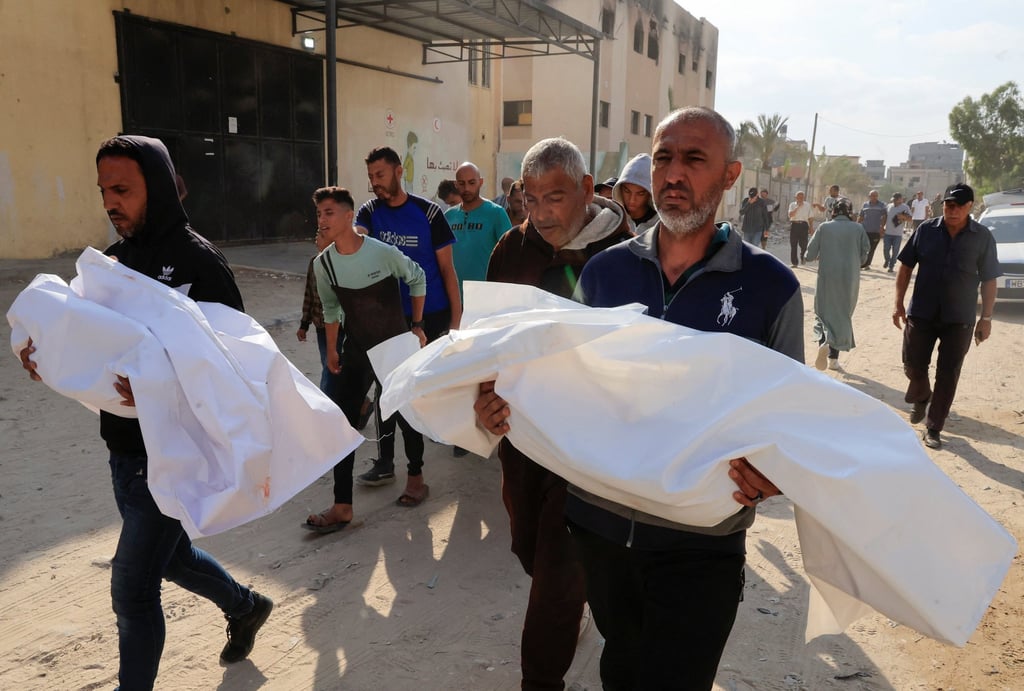 Mourners carry the bodies of Palestinians killed in what the Gaza Health Ministry said were Israeli strikes, in Khan Younis, southern Gaza. Photo: Reuters