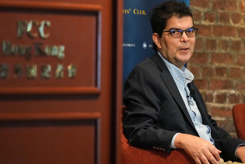 David Webb at a farewell fireside chat at the Hong Kong Foreign Correspondents’ Club on May 12. The club was packed for the event with the 59-year-old corporate governance activist, who is battling late-stage prostate cancer. Photo: May Tse
