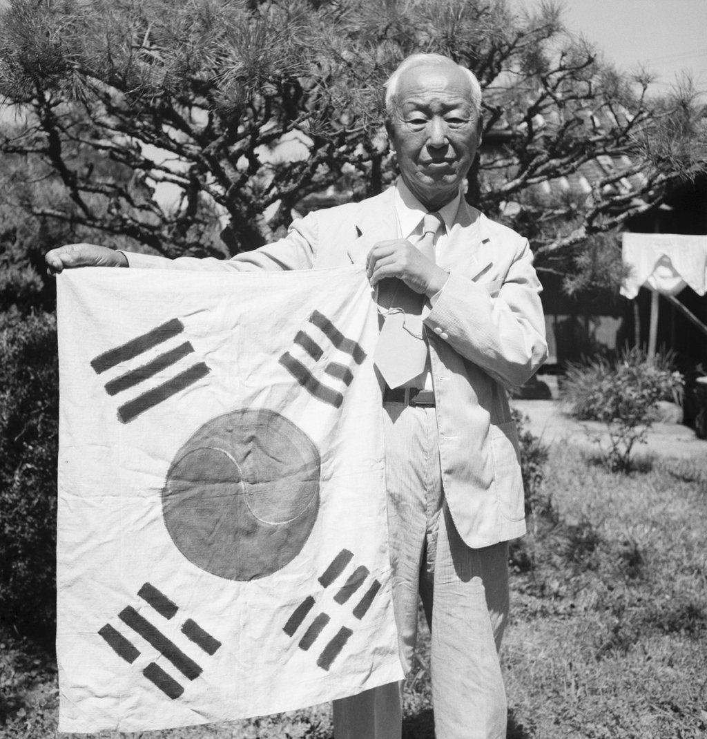 Syngman Rhee, first president of South Korea, displays the country’s flag in July 1950, about a month after the Korean war started. Photos: Getty Images