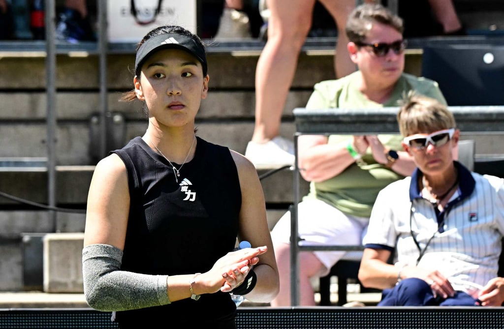 Xinyu Wang shows her support for Paula Badosa, who retired due to injury. Photo: AFP Xinyu Wang shows her support for Paula Badosa, who retired due to injury. Photo: AFP