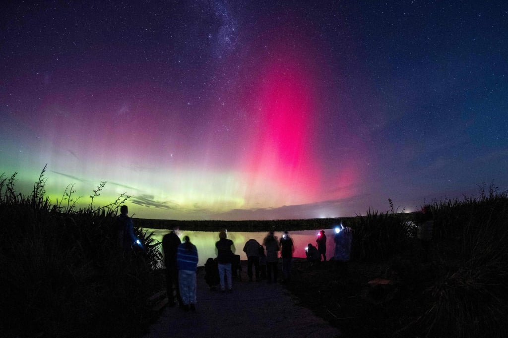 People take pictures of Aurora Australis, or the “Southern Lights”, at Lake Ellesmere on the outskirts of Christchurch, New Zealand, on June 1. Photo: AFP People take pictures of Aurora Australis, or the “Southern Lights”, at Lake Ellesmere on the outskirts of Christchurch, New Zealand, on June 1. Photo: AFP