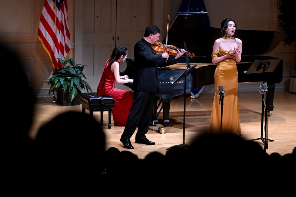 Mezzo-soprano Judy Zhuo, violist Roberto Díaz – playing the Tuscan-Medici – and pianist Lynn Ye perform at the Library of Congress’ Coolidge Auditorium on May 14, 2025. Photo: TNS Mezzo-soprano Judy Zhuo, violist Roberto Díaz – playing the Tuscan-Medici – and pianist Lynn Ye perform at the Library of Congress’ Coolidge Auditorium on May 14, 2025. Photo: TNS