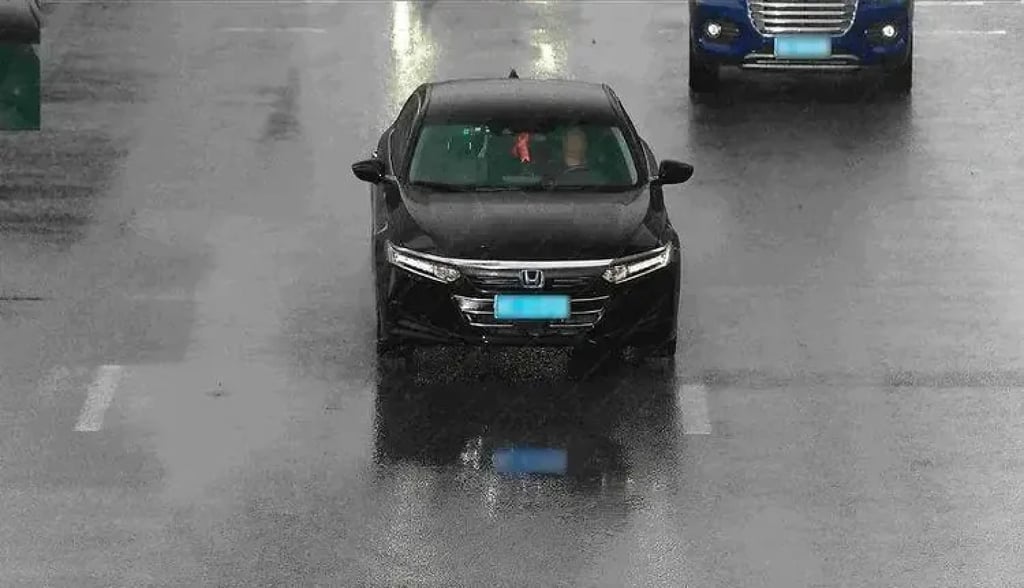 Surveillance footage shows Chen on the road, behind the wheel of one of the stolen cars. Photo: 163.com Surveillance footage shows Chen on the road, behind the wheel of one of the stolen cars. Photo: 163.com