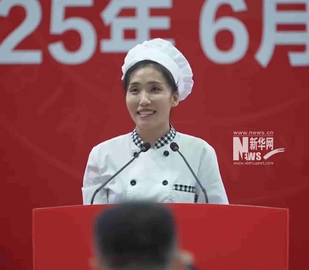 The caring cook looked resplendent in her uniform and hat as she spoke to the students. Photo: Baidu The caring cook looked resplendent in her uniform and hat as she spoke to the students. Photo: Baidu