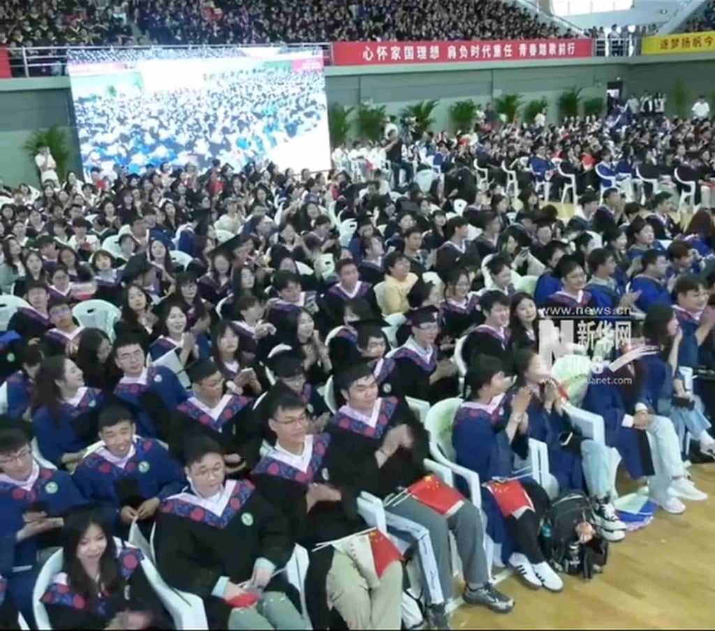 The canteen worker addressed a huge body of students at the ceremony. Photo: Baidu The canteen worker addressed a huge body of students at the ceremony. Photo: Baidu