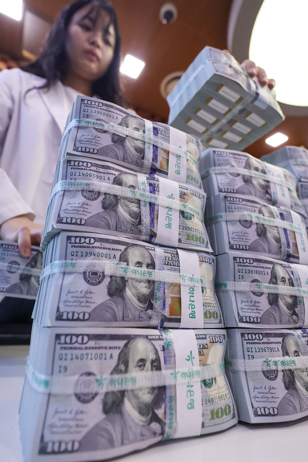 A Korean clerk sorts US$100 banknotes at the headquarters of Hana Bank in Seoul earlier this month. Photo: Yonhap/EPA-EFE