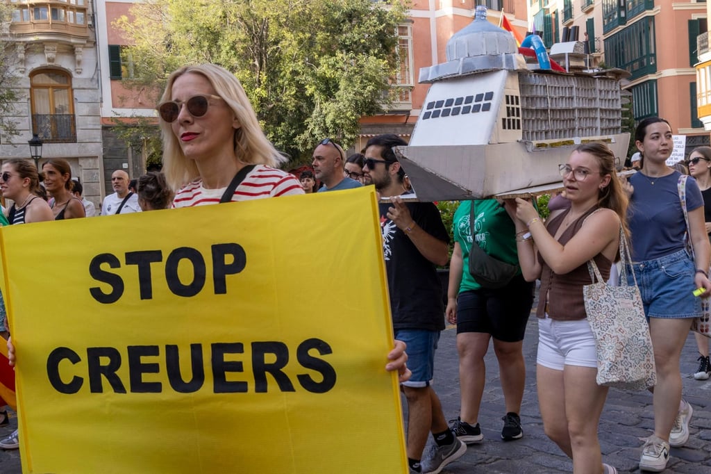 An activist holds a banner that reads “stop cruises” as part of a march to demand measures against mass tourism in Mallorca, Spain, on June 15, 2025. Photo: EPA-EFE An activist holds a banner that reads “stop cruises” as part of a march to demand measures against mass tourism in Mallorca, Spain, on June 15, 2025. Photo: EPA-EFE