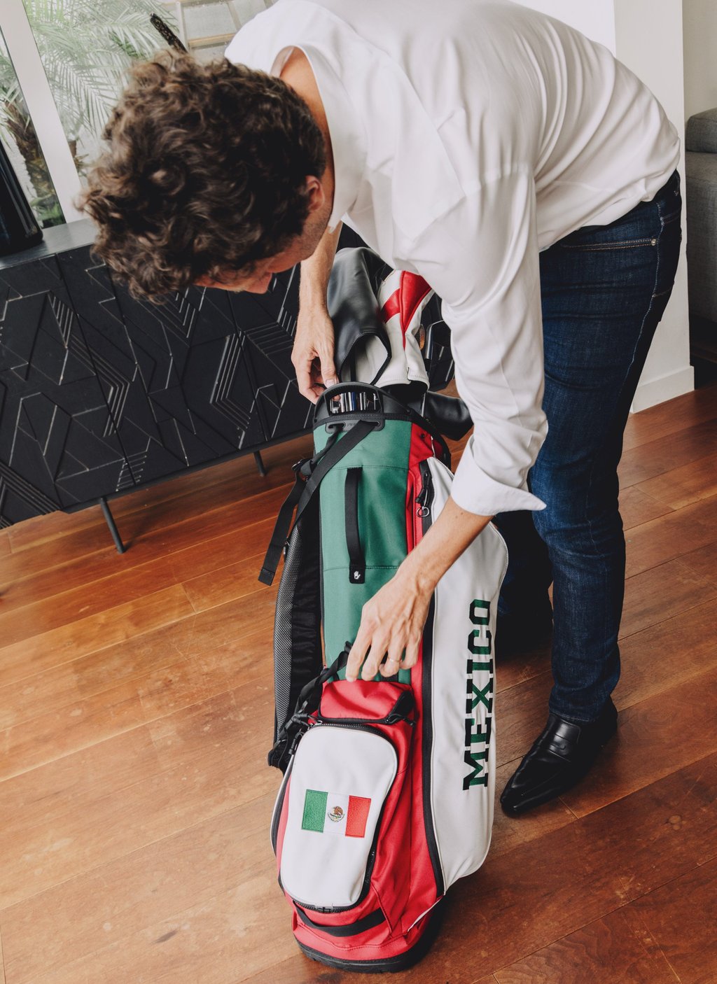 Diego Dultzin Lacoste and his golf bag. Photo: Jocelyn Tam Diego Dultzin Lacoste and his golf bag. Photo: Jocelyn Tam