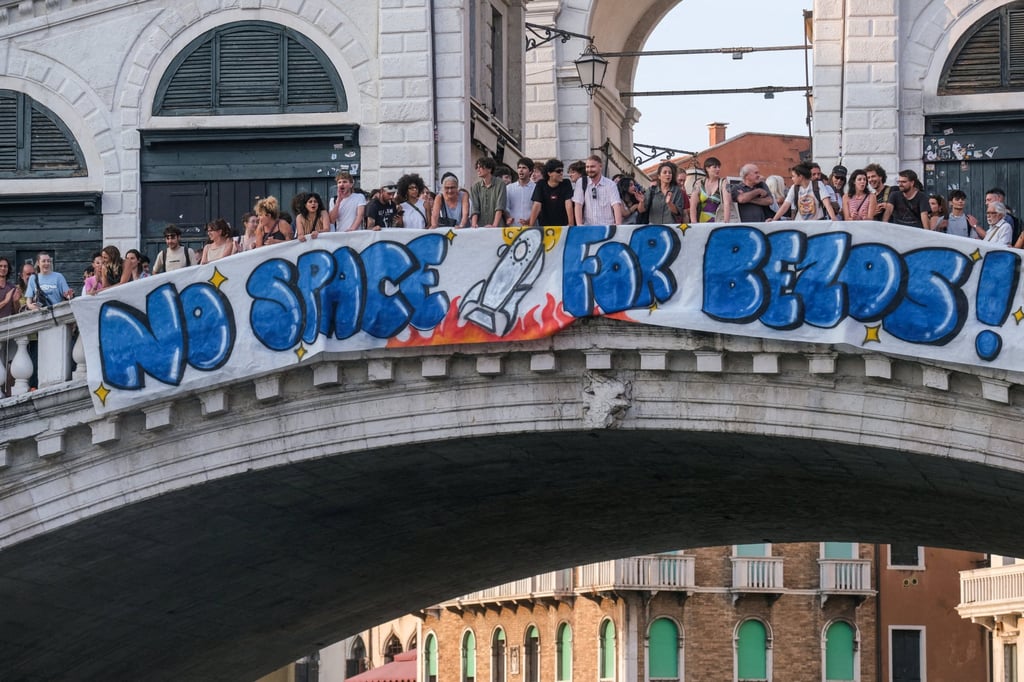 Protesters display a banner reading “No Space for Bezos” on the Rialto Bridge, during a protest against Jeff Bezos’ wedding in Venice to Lauren Sánchez. Photo: Reuters Protesters display a banner reading “No Space for Bezos” on the Rialto Bridge, during a protest against Jeff Bezos’ wedding in Venice to Lauren Sánchez. Photo: Reuters