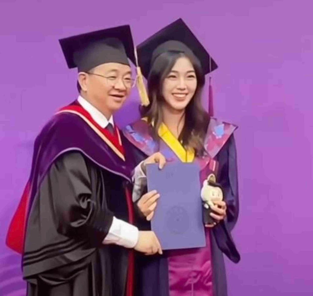 The vice-president, the graduating student and the Labubu complete the ceremony. Photo: Weibo