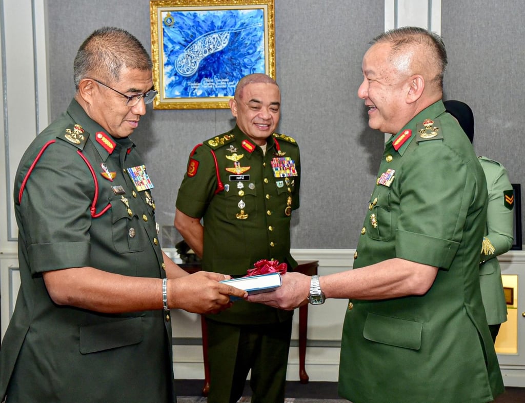 Johnny Lim Eng Seng (right) talking to Armed Forces chief General Mohd Nizam Jaffar. Photo: Facebook/Malaysian Armed Forces Johnny Lim Eng Seng (right) talking to Armed Forces chief General Mohd Nizam Jaffar. Photo: Facebook/Malaysian Armed Forces
