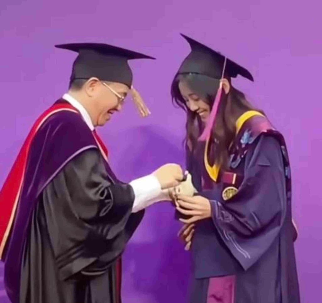 At first, the vice-president was puzzled, but he saved the day by pinching the toy’s tassel. Photo: Weibo