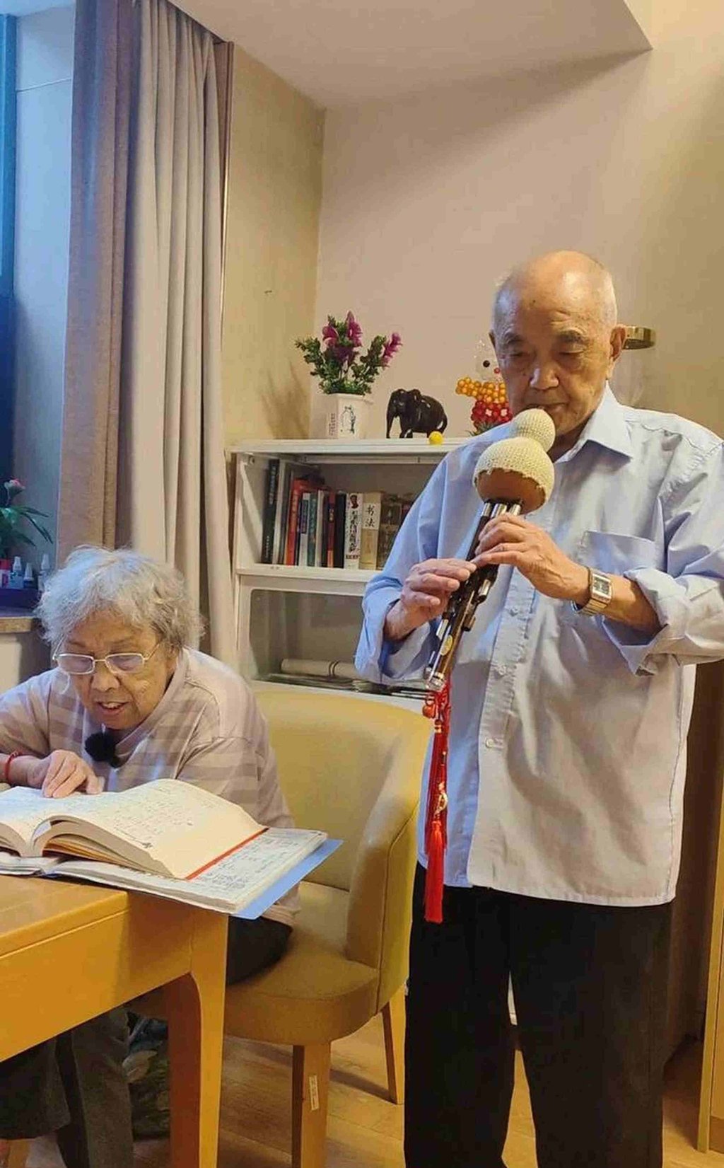 Grandmother Zhang and Jiang Weidi are together at the nursing home, doing what they love most. Photo: 163.com