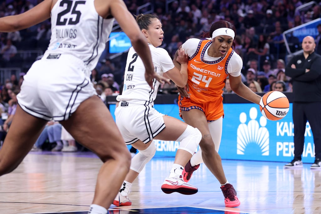 Kaitlyn Chen defends against Aneesah Morrow of the Connecticut Sun in a WNBA game in San Francisco, on June 22. Photo: San Francisco Chronicle via AP