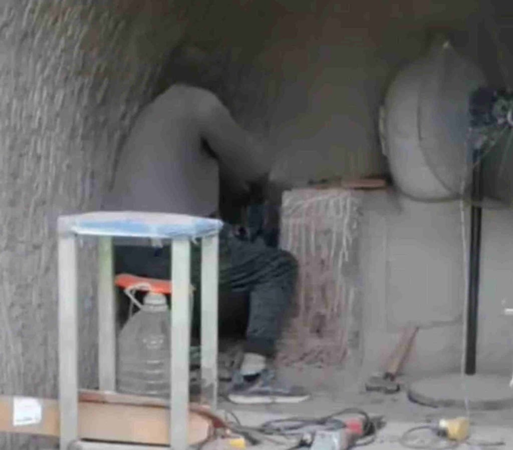 As the artist continues with his work, the image of Ultraman’s head begins to be discernible. Photo: Weibo As the artist continues with his work, the image of Ultraman’s head begins to be discernible. Photo: Weibo