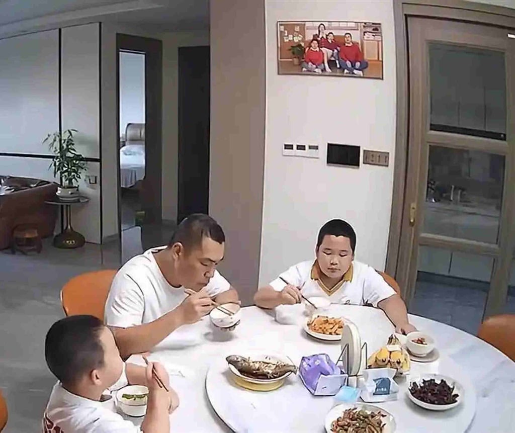 The family sits calmly eating at the dining table just seconds before the earthquake hit. Photo: Baidu The family sits calmly eating at the dining table just seconds before the earthquake hit. Photo: Baidu