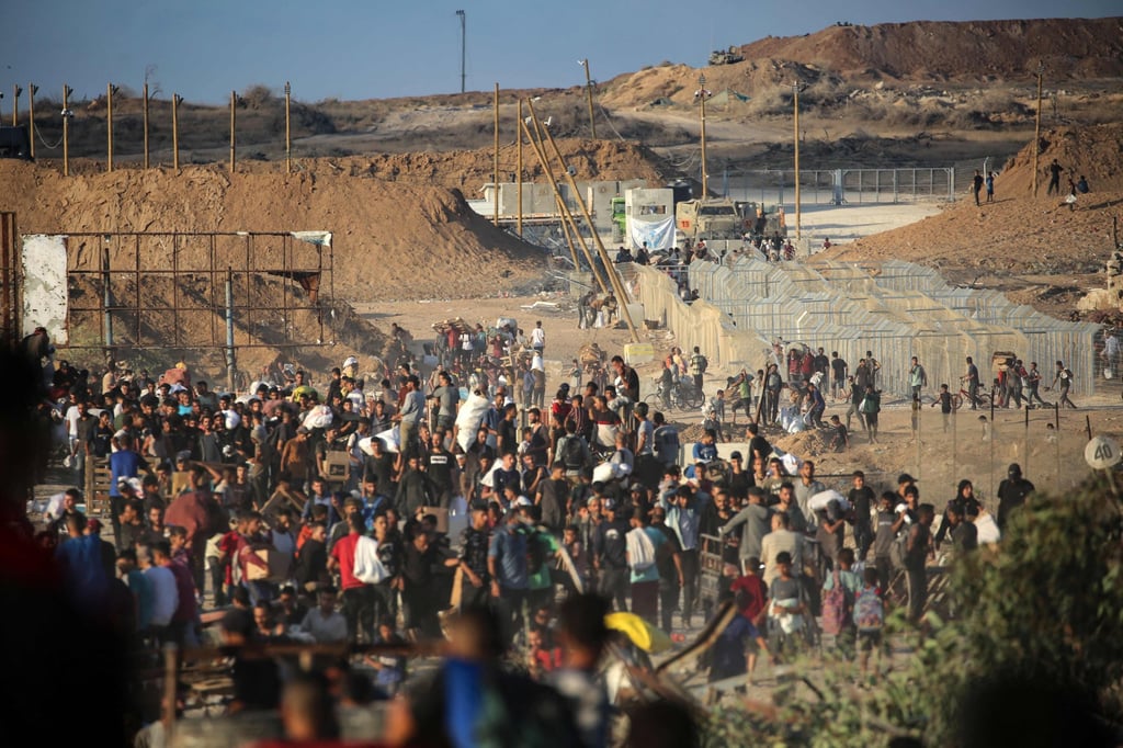 Palestinians gather at an aid distribution point in the central Gaza Strip. Photo: AFP