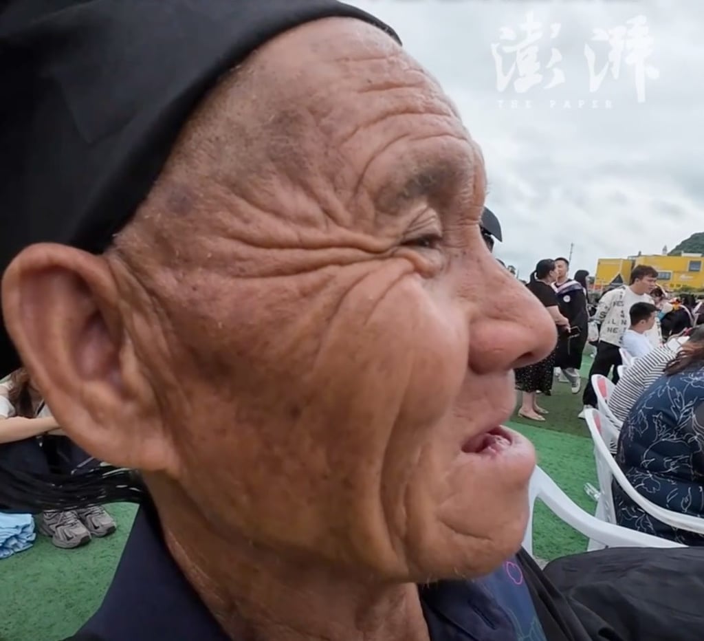 Yang senior enjoying his son’s graduation ceremony dressed in academic garb. Photo: The Paper