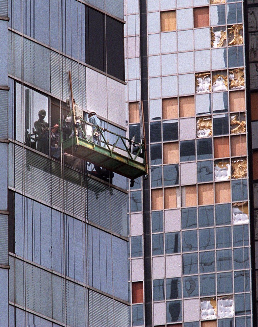Workers remove cracked panes at Central Plaza, Wan Chai, after Typhoon York brought 234km/h gusts in September 1999 that hit Hong Kong with such force that hundreds of windows on skyscrapers imploded. Photo: SCMP Archives