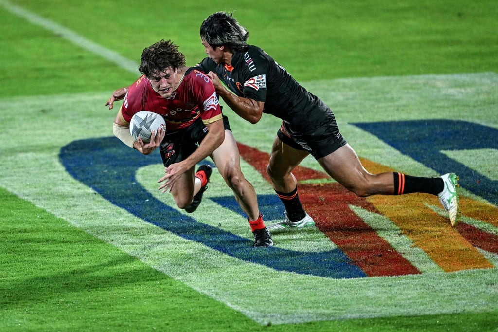 Bengaluru Bravehearts’ Hongkonger Mak Chung (right) tackles Delhi Redz’s Moritz Noll. Photo: AFP