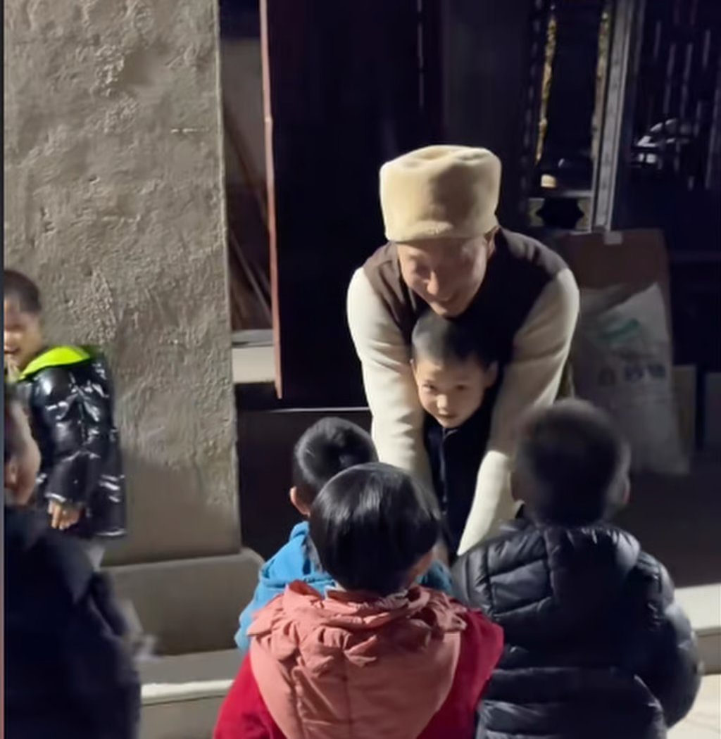 Wu founded a “Protective Abode” in Zhejiang province, which at one time provided shelter for over 50 children, ranging from newborns to 10-year-olds, who affectionately called him “Papa Wu”. Photo: Douyin Wu founded a “Protective Abode” in Zhejiang province, which at one time provided shelter for over 50 children, ranging from newborns to 10-year-olds, who affectionately called him “Papa Wu”. Photo: Douyin