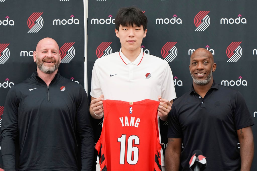 Yang Hansen with Portland general manager Joe Cronin (left) and coach Chauncey Billups. Photo: AP
