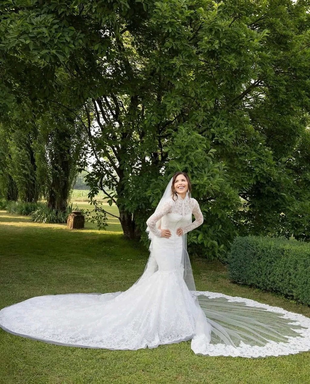 Lauren Sánchez’s custom gown from Dolce & Gabbana was inspired by Sophia Loren’s wedding dress in the film Houseboat (1958). Photo: @bylauramele/Instagram