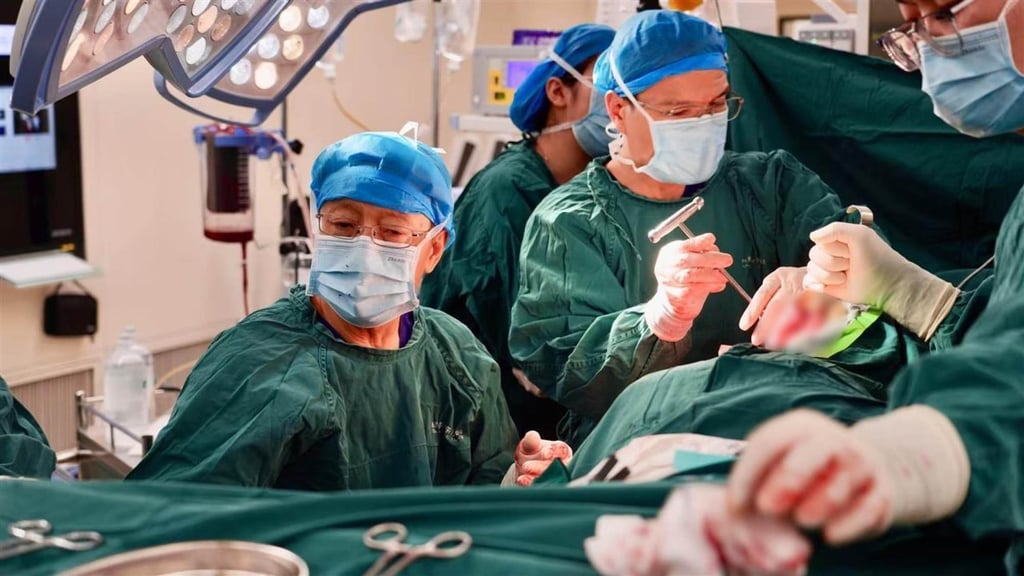 Sebuah video prosedur operasi menjadi viral di internet, memperlihatkan momen ketika dokter berlutut saat melakukan operasi pada Jiang. Foto: cnhubei.com