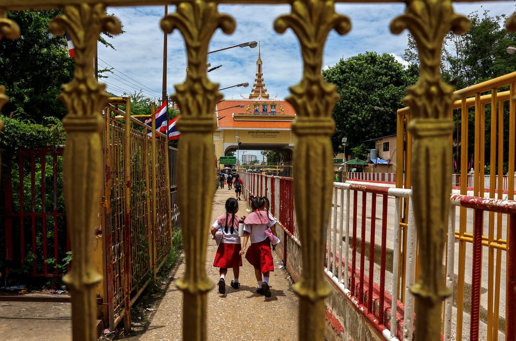 Students cross back to Cambodia via the closed Ban Khlong Luek Border Checkpoint on Thursday. Photo: Reuters Students cross back to Cambodia via the closed Ban Khlong Luek Border Checkpoint on Thursday. Photo: Reuters