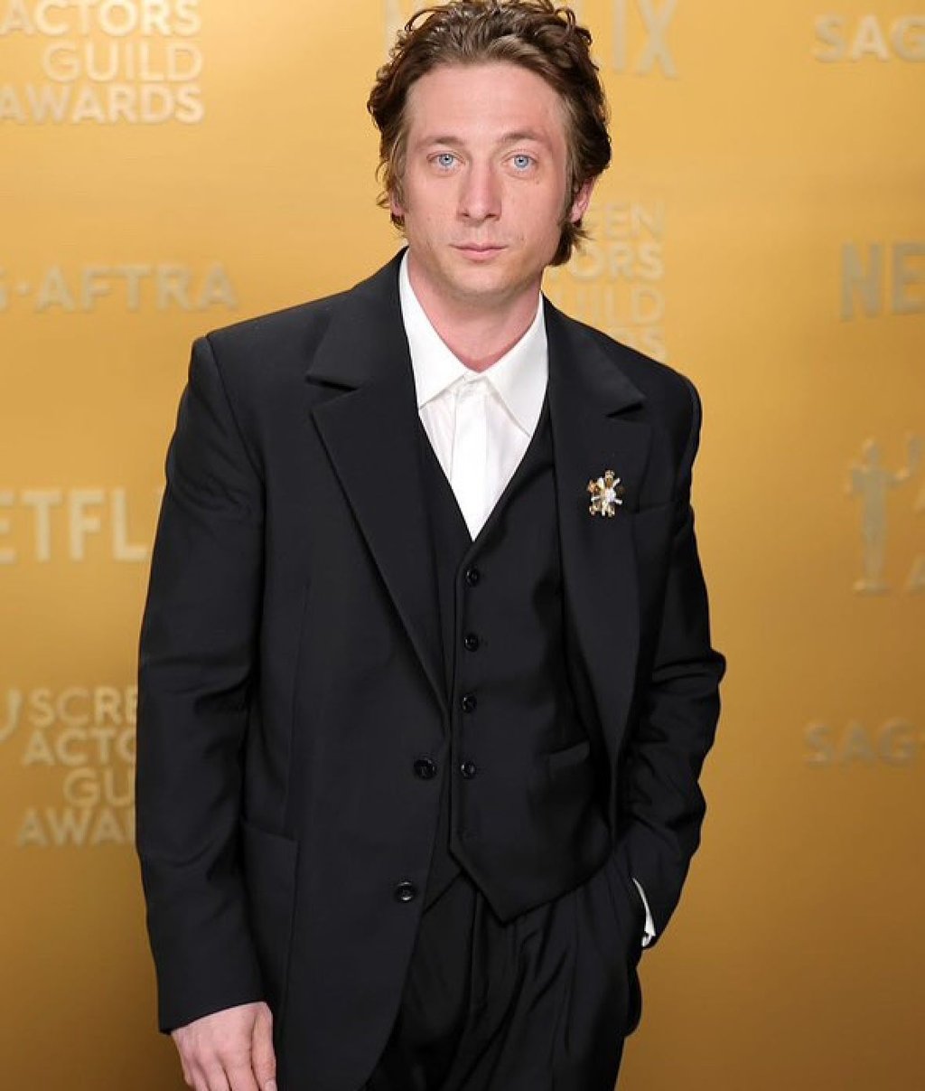 Jeremy Allen White at the 2025 SAG Awards, wearing custom Louis Vuitton. Photo: @sweetbabyjamie/Instagram