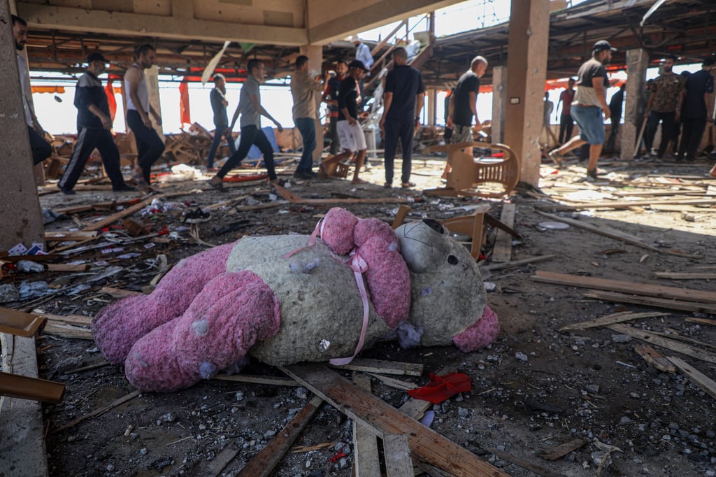 The aftermath of the strike on the cafe. Photo: Xinhua