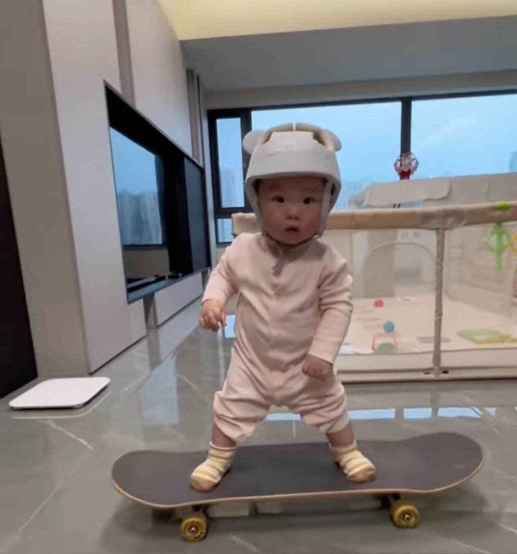 Ibu Juanjuan menyebutkan bahwa anaknya sering tertawa kecil selama sesi bermain skateboard, dan tampak menikmati pengalaman tersebut. Foto: Facebook