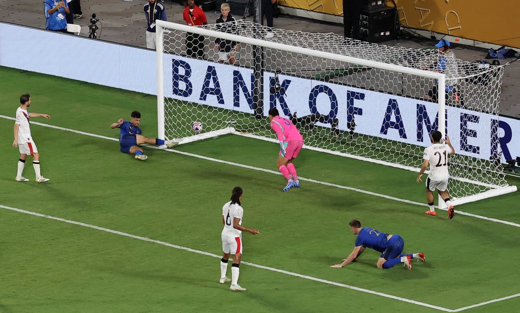 Marcos Leonardo (second from left) scrambles in Al-Hilal’s fourth and winning goal. Photo: Reuters Marcos Leonardo (second from left) scrambles in Al-Hilal’s fourth and winning goal. Photo: Reuters