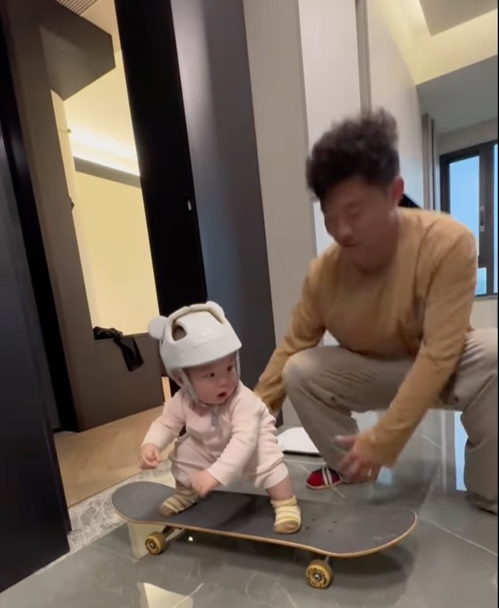 Di usianya yang baru beberapa bulan, Juanjuan sudah bermain skateboard layaknya seorang profesional, menunjukkan keseimbangan dan postur yang mengagumkan. Foto: Facebook