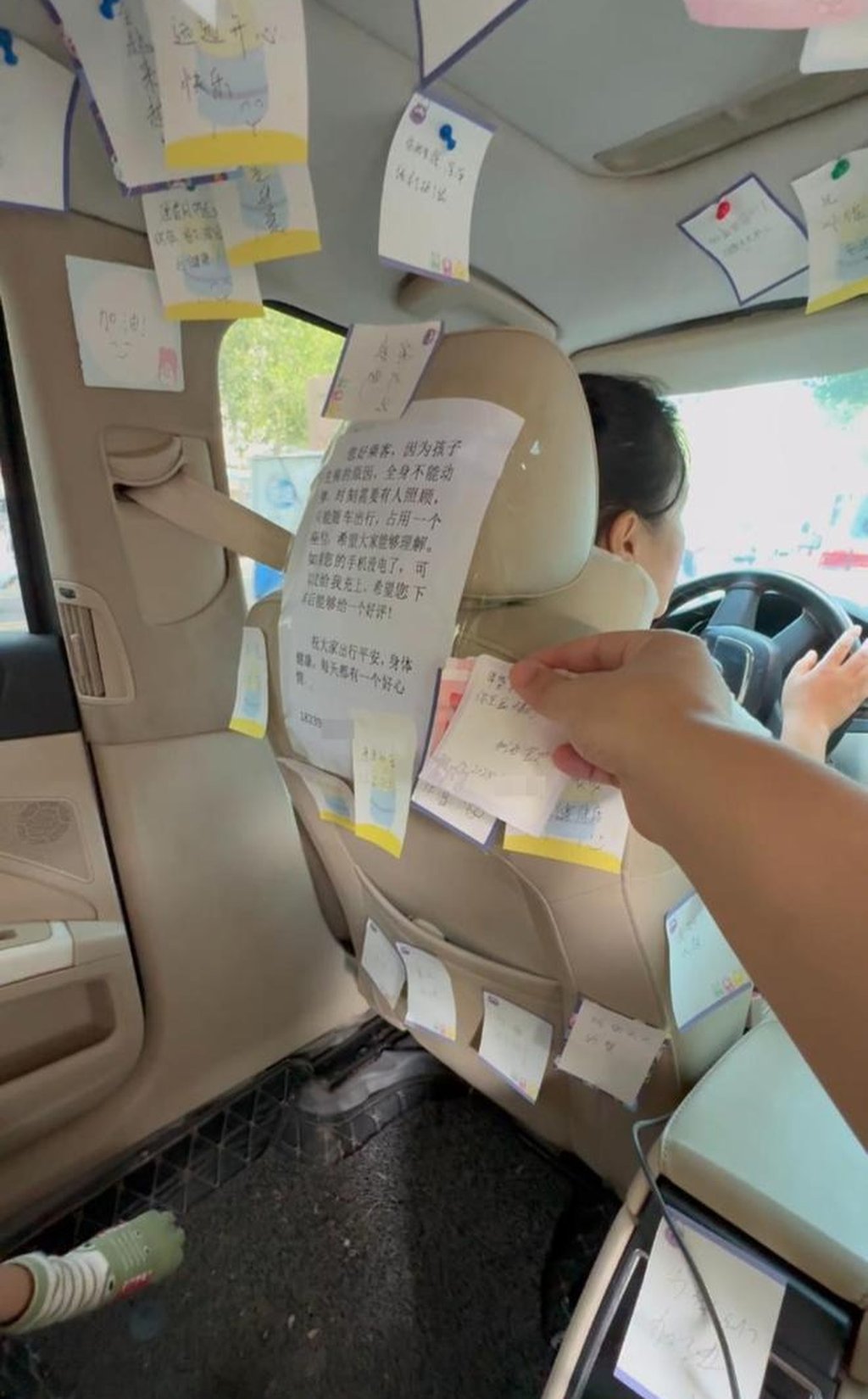A passenger sticks a supportive note on the back of Zhang’s driver seat. Photo: handout A passenger sticks a supportive note on the back of Zhang’s driver seat. Photo: handout