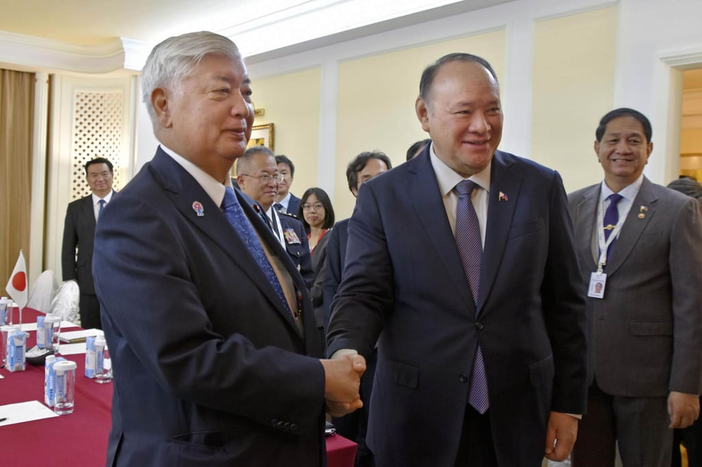 Japanese Defence Minister Gen Nakatani (left) shakes hands with his Philippine counterpart Gilberto Teodoro before their talks in Singapore on June 1. Photo: Kyodo