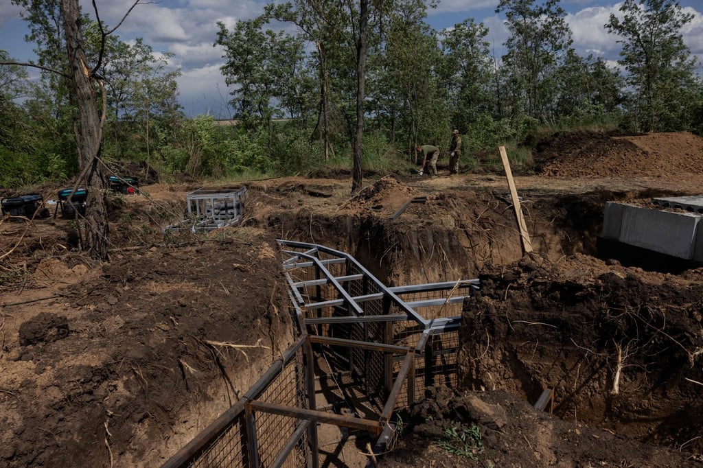 Ukrainians build trenches in the Donetsk direction, at an undisclosed location in eastern Ukraine. Photo: AFP