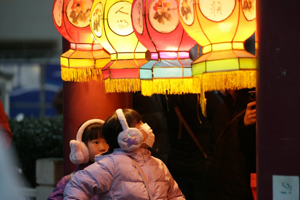 Children view lanterns in Yokohama Chinatown in 2024. Photo: Xinhua