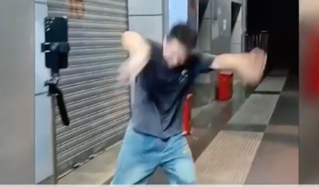 Pada bulan April, Wen mulai menari di platform streaming langsung pada malam hari untuk menghasilkan pendapatan sambil mengurus keluarganya di siang hari. Foto: Baidu