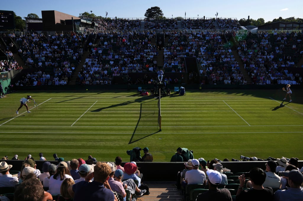 Naomi Osaka (left) serves to Katerina Siniakova during their second round women’s single match at Wimbledon. Photo: AP Naomi Osaka (left) serves to Katerina Siniakova during their second round women’s single match at Wimbledon. Photo: AP