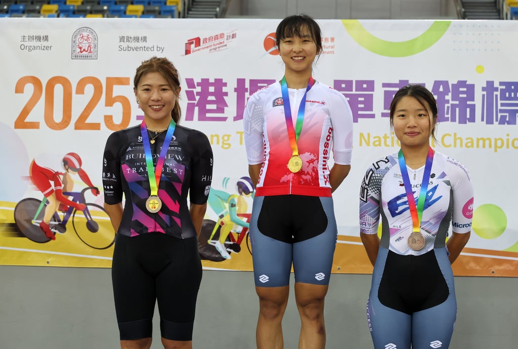 Lee with elimination race silver and bronze medallists Boey Leung (left) and Guardiola Cheung. Photo: Edmond So