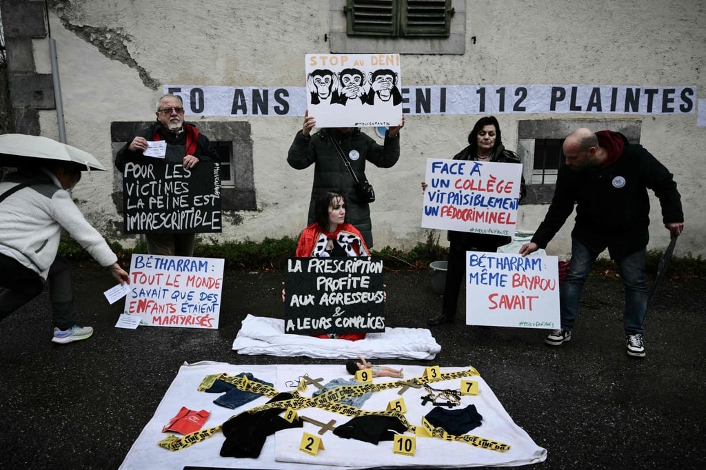 Members of the association Mouv’Enfants during a demonstration against alleged abuse outside ‘Le beau Rameau’, a French Catholic secondary school and high school complex in Lestelle-Betharram, southwestern France, on February 12. Photo: AFP