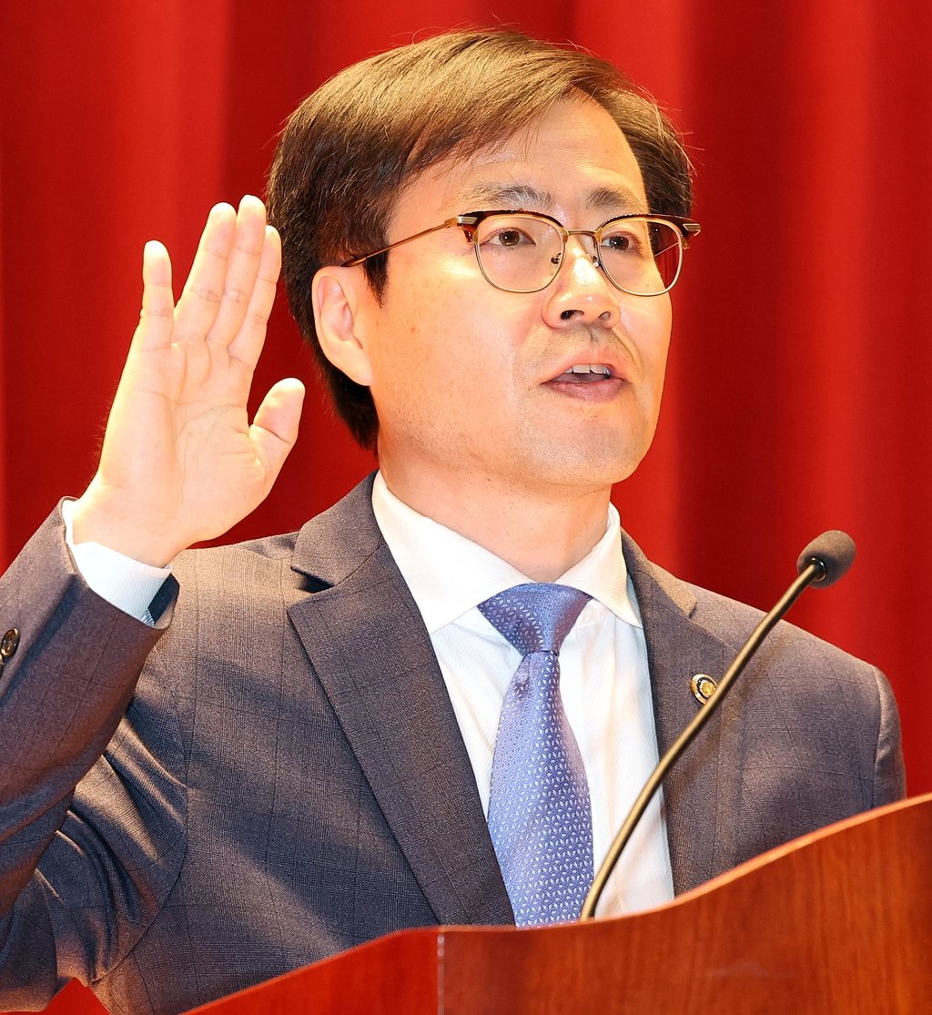 South Korea’s chief trade negotiator Yeo Han-koo, seen here during his oath taking on June 12, is travelling to the US over the weekend to try and extend the tariff deadline. Photo: EPA-EFE/Yonhap