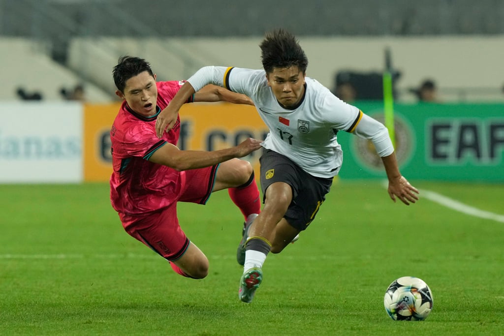 China’s Kuai Jiwen (right) battles for the ball with South Korea’s Lee Dong-gyeong. Photo: AP