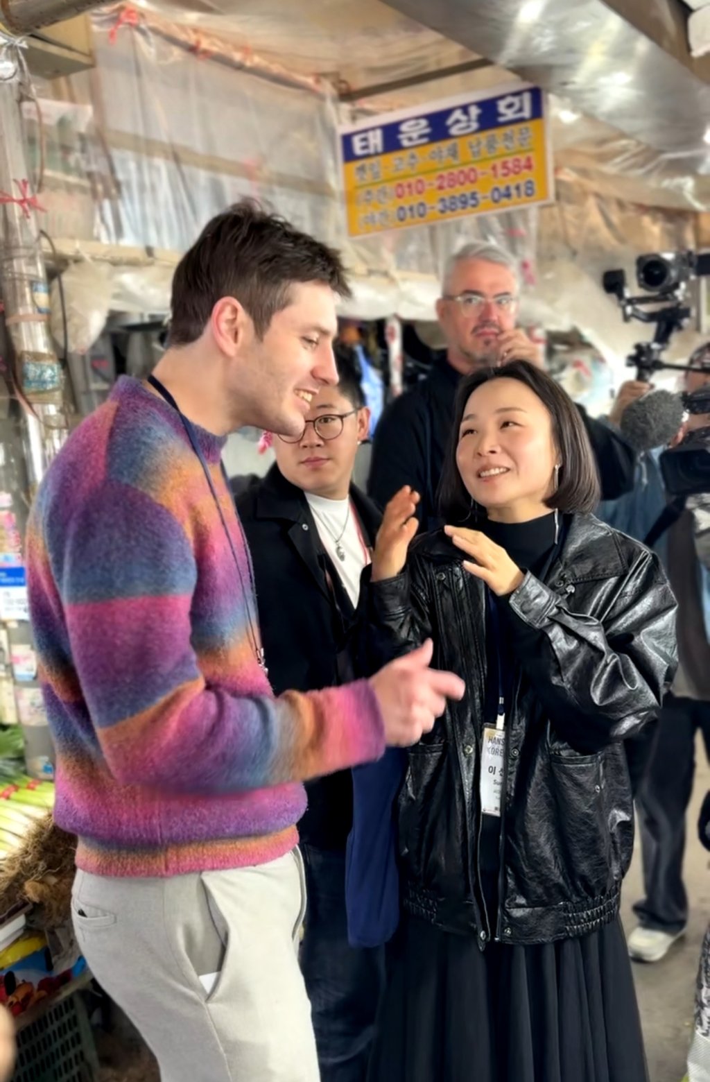 Chef Joseph Lidgerwood (left) of Michelin-star Seoul restaurant Evett takes guests on a tour of Gyeongdong Market. Photo: Charmaine Mok Chef Joseph Lidgerwood (left) of Michelin-star Seoul restaurant Evett takes guests on a tour of Gyeongdong Market. Photo: Charmaine Mok