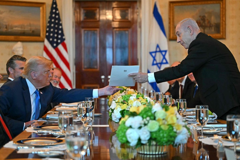 Israeli Prime Minister Benjamin Netanyahu hands over a letter to US President Donald Trump. Photo: AFP Israeli Prime Minister Benjamin Netanyahu hands over a letter to US President Donald Trump. Photo: AFP