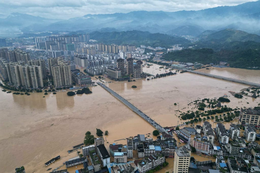 Citra udara yang diambil pada 24 Juni 2025 menunjukkan bangunan-bangunan yang terendam banjir di Rongjiang, Provinsi Guizhou, Tiongkok barat daya, yang memaksa lebih dari 80.000 penduduk mengungsi. Foto: AFP/China OUT