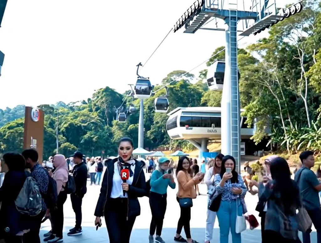 The “journalist” delivers an artificial intelligence-generated report from among the fake crowds of “visitors”. Photo: Facebook/Nurul Afzarina Mokhtar The “journalist” delivers an artificial intelligence-generated report from among the fake crowds of “visitors”. Photo: Facebook/Nurul Afzarina Mokhtar