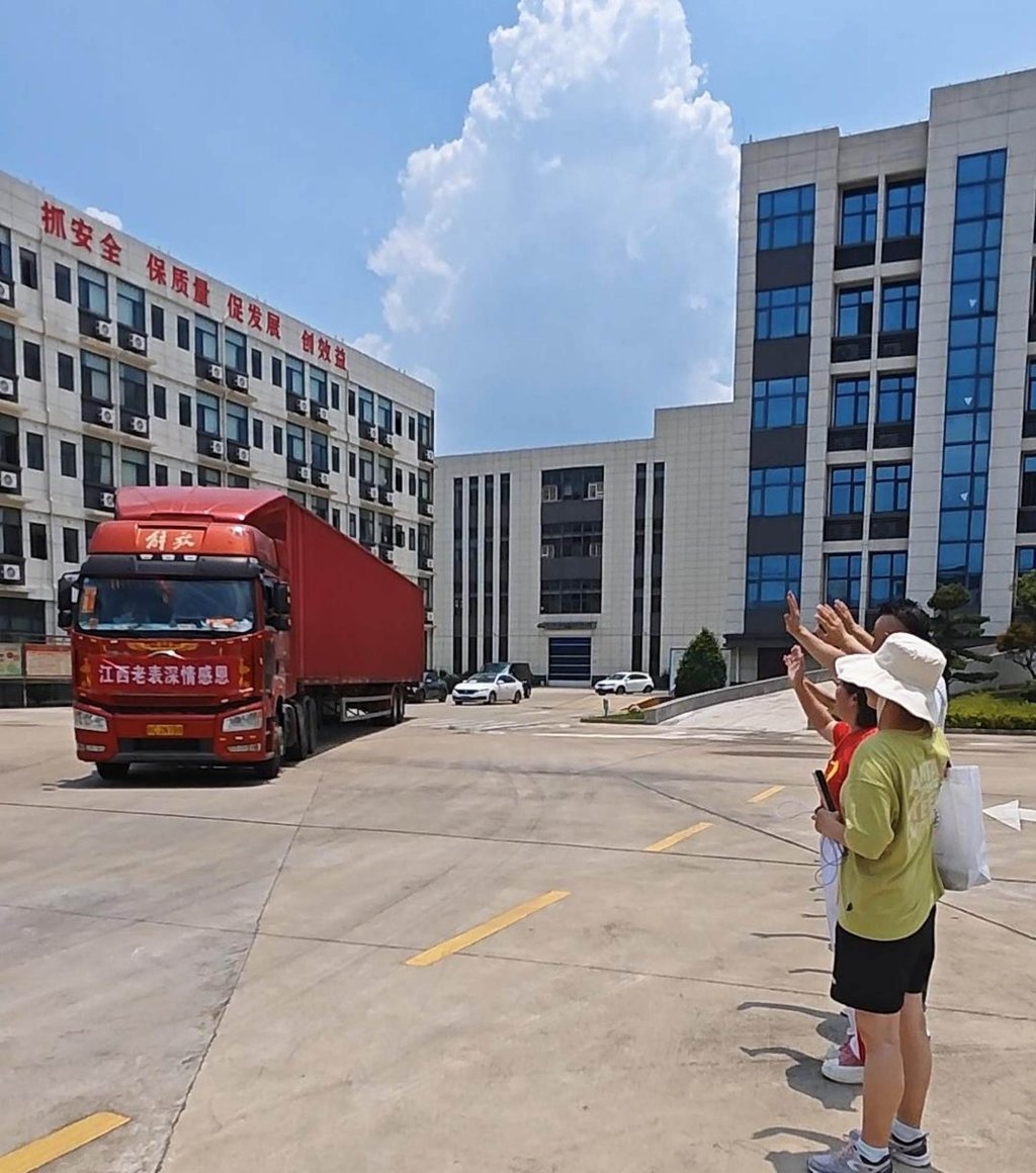 Sebagai ungkapan rasa terima kasih, You memilih untuk membantu mereka yang terdampak tanah longsor dan kembali ke Guizhou dengan truk merahnya, menempuh perjalanan lebih dari 1.000 km dari rumahnya. Foto: Douyin